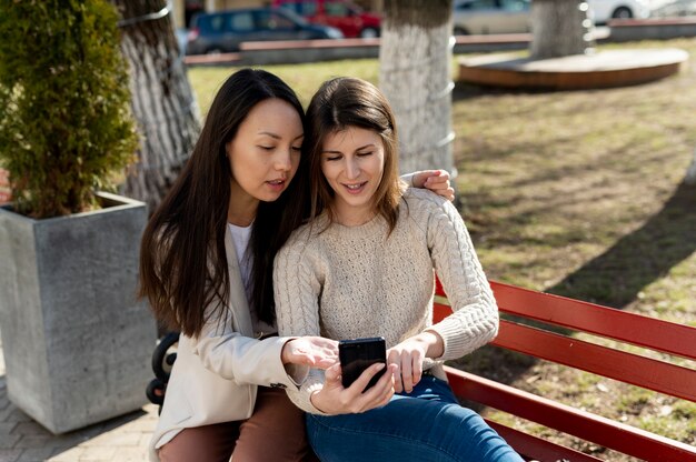 Adultos jóvenes con adicción a las redes sociales