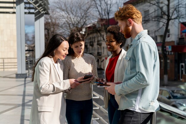 Adultos jóvenes con adicción a las redes sociales