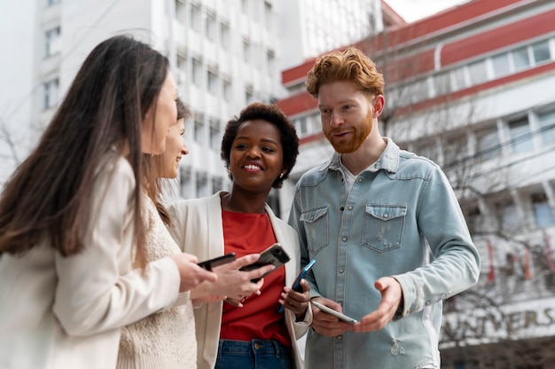 Foto gratuita adultos jóvenes con adicción a las redes sociales