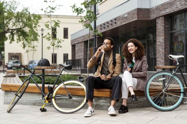 Adultos jóvenes en bicicleta al trabajo en la ciudad