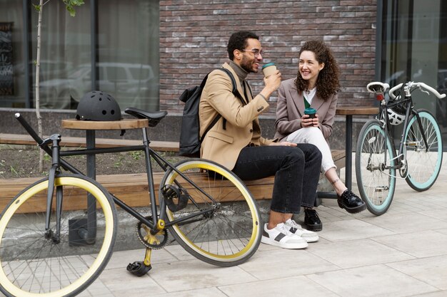 Adultos jóvenes en bicicleta al trabajo en la ciudad