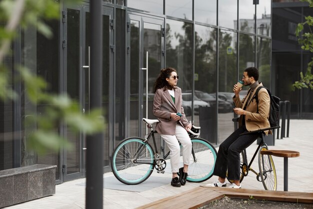 Adultos jóvenes en bicicleta al trabajo en la ciudad
