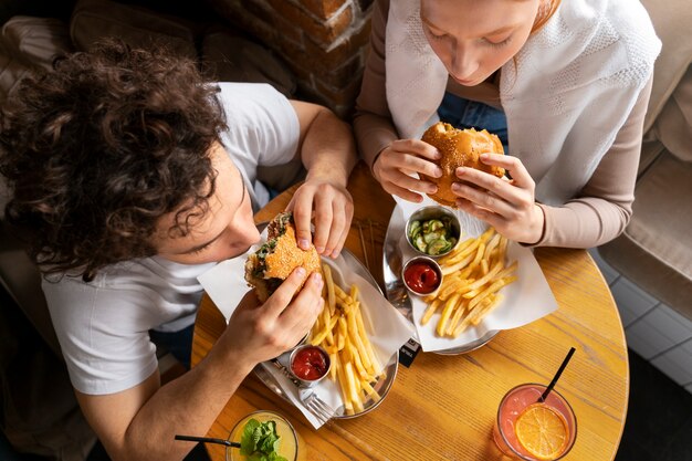 Adultos jóvenes disfrutando de la comida