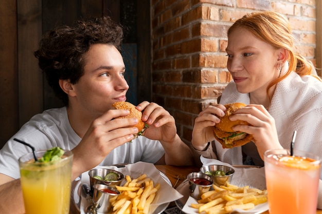 Adultos jóvenes disfrutando de la comida