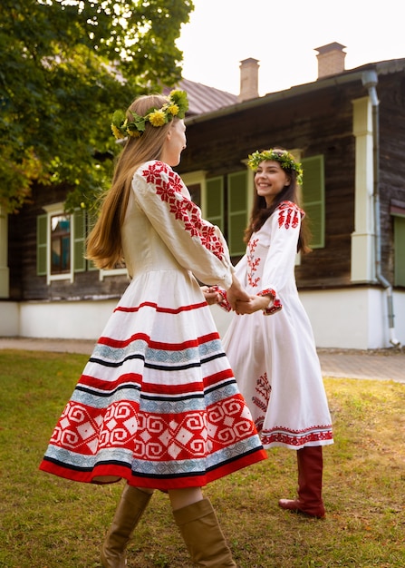 Foto gratuita adultos jóvenes divirtiéndose mientras bailan folclóricos