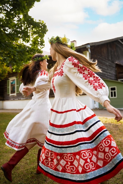 Foto gratuita adultos jóvenes divirtiéndose mientras bailan folclóricos