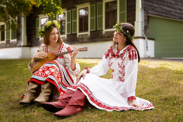 Foto gratuita adultos jóvenes divirtiéndose mientras bailan folclóricos