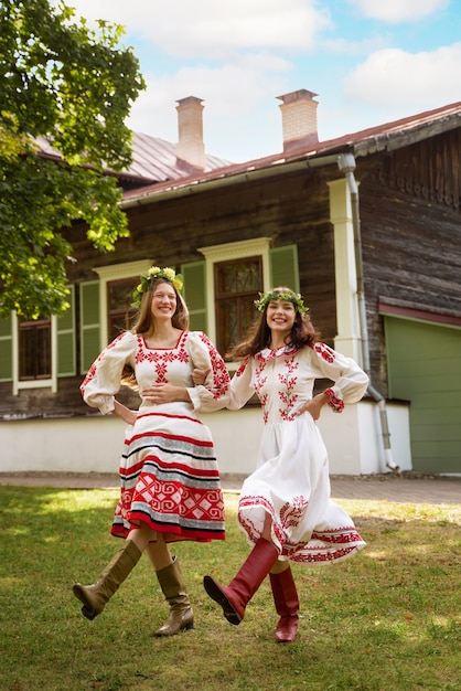 Foto gratuita adultos jóvenes divirtiéndose mientras bailan folclóricos