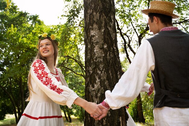 Adultos jóvenes divirtiéndose mientras bailan folclóricos