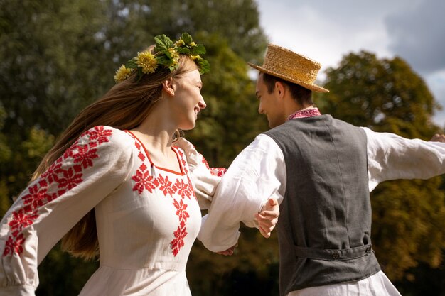 Adultos jóvenes divirtiéndose mientras bailan folclóricos