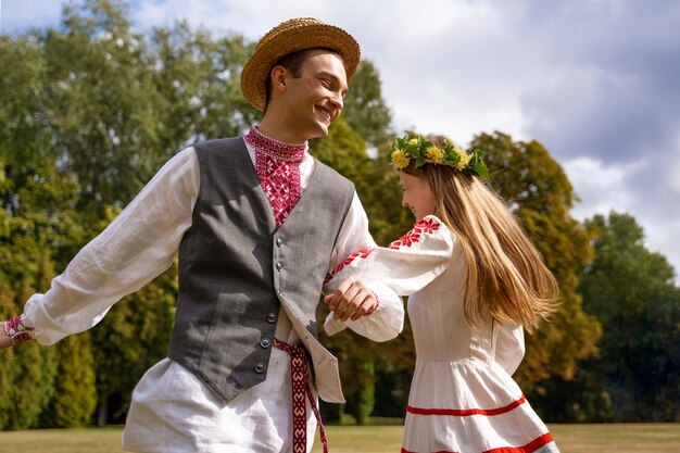 Adultos jóvenes divirtiéndose mientras bailan folclóricos