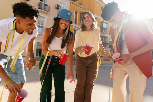 Adultos jóvenes con fiesta de barrio