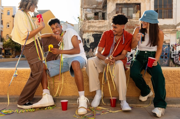 Adultos jóvenes con fiesta de barrio