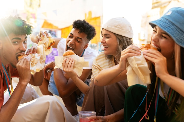 Adultos jóvenes con fiesta de barrio