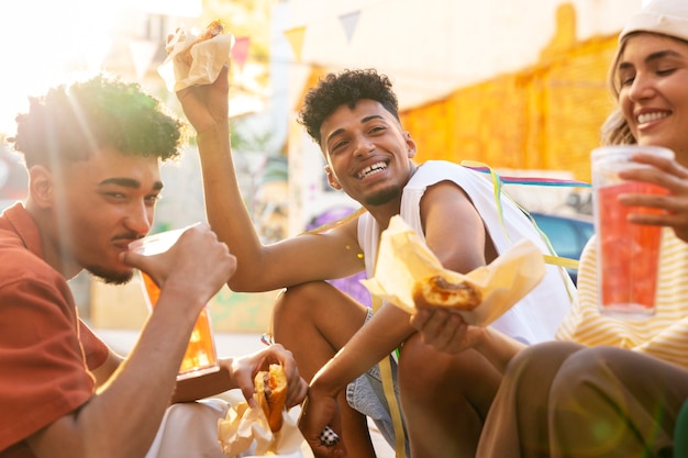 Adultos jóvenes con fiesta de barrio