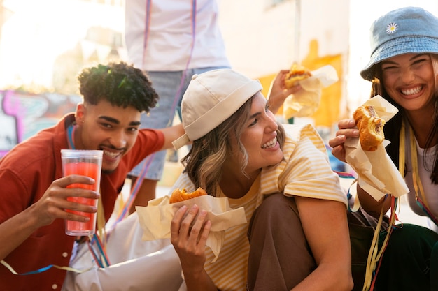 Foto gratuita adultos jóvenes con fiesta de barrio