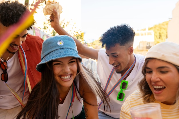 Adultos jóvenes con fiesta de barrio