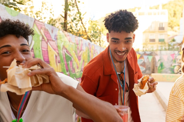 Adultos jóvenes con fiesta de barrio