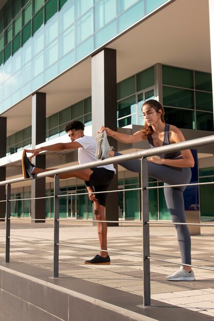 Adultos jóvenes haciendo fitness al aire libre