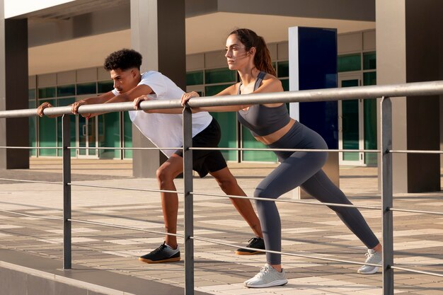 Adultos jóvenes haciendo fitness al aire libre