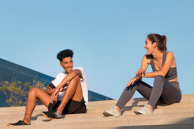 Adultos jóvenes haciendo fitness al aire libre