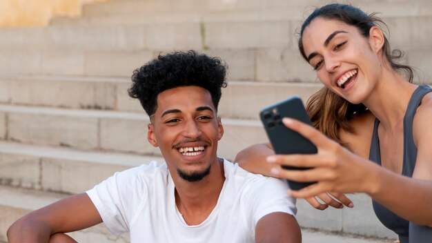 Adultos jóvenes haciendo fitness al aire libre