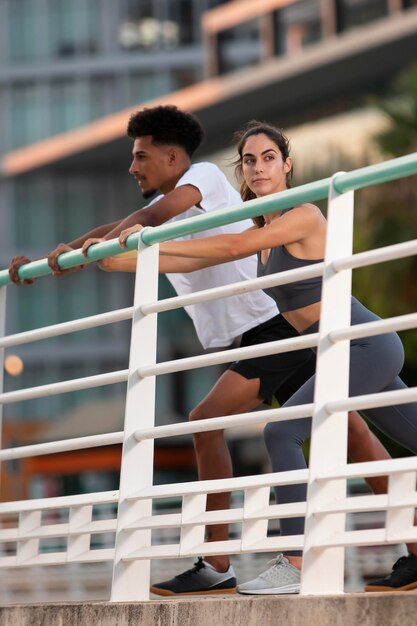 Adultos jóvenes haciendo fitness al aire libre