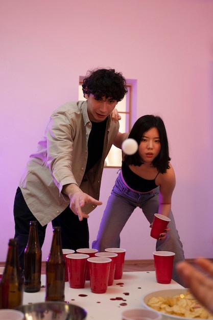 Adultos jóvenes jugando al beer pong