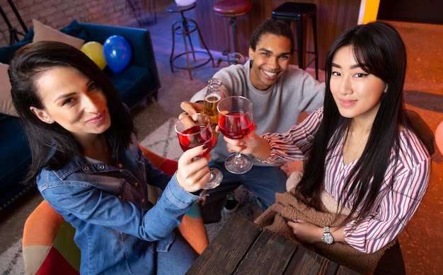 Adultos jóvenes que tienen una fiesta en casa