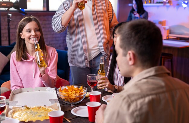 Adultos jóvenes que tienen una fiesta en casa