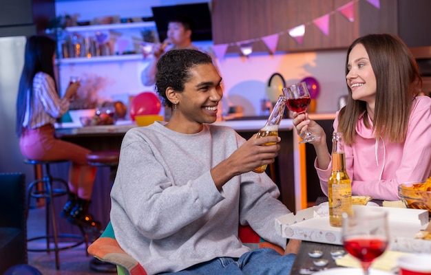 Foto gratuita adultos jóvenes que tienen una fiesta en casa