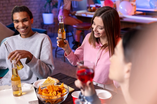 Foto gratuita adultos jóvenes que tienen una fiesta en casa