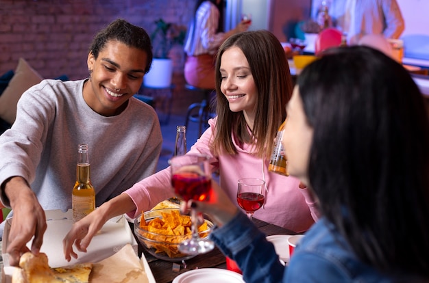 Foto gratuita adultos jóvenes que tienen una fiesta en casa