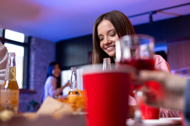 Foto gratuita adultos jóvenes que tienen una fiesta en casa