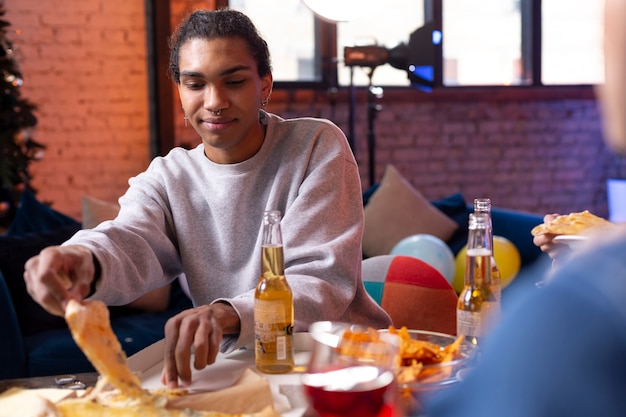 Adultos jóvenes que tienen una fiesta en casa