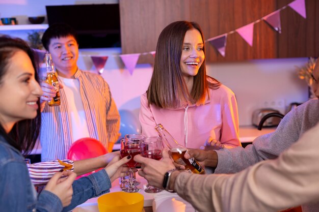 Adultos jóvenes que tienen una fiesta en casa