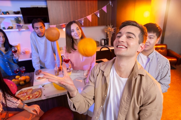 Adultos jóvenes que tienen una fiesta en casa