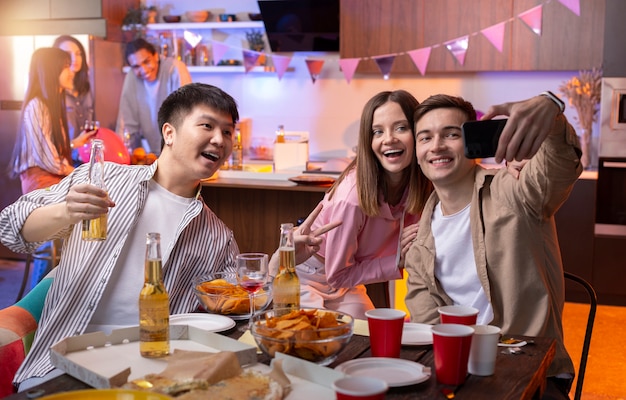 Foto gratuita adultos jóvenes que tienen una fiesta en casa