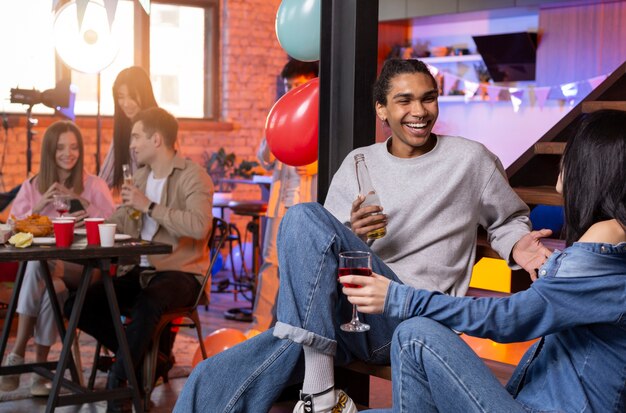 Adultos jóvenes que tienen una fiesta en casa