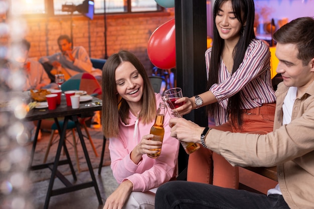 Foto gratuita adultos jóvenes que tienen una fiesta en casa