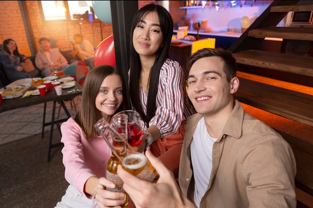 Foto gratuita adultos jóvenes que tienen una fiesta en casa