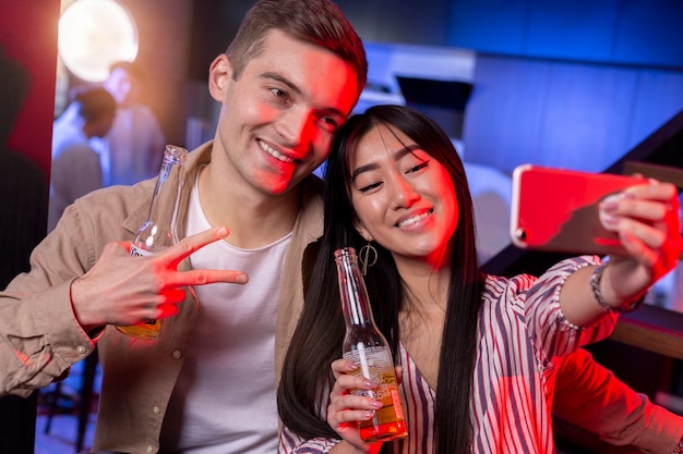 Foto gratuita adultos jóvenes que tienen una fiesta en casa