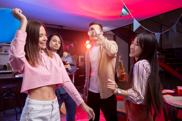 Adultos jóvenes que tienen una fiesta en casa