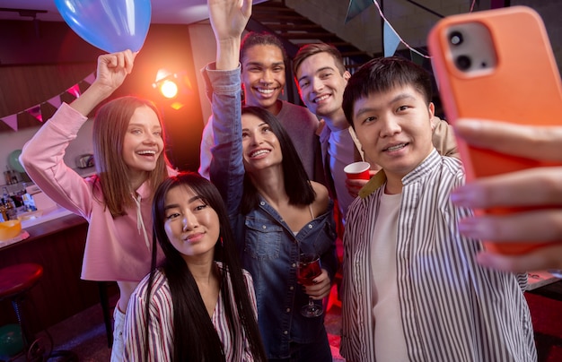 Adultos jóvenes que tienen una fiesta en casa