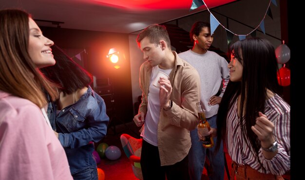 Adultos jóvenes que tienen una fiesta en casa
