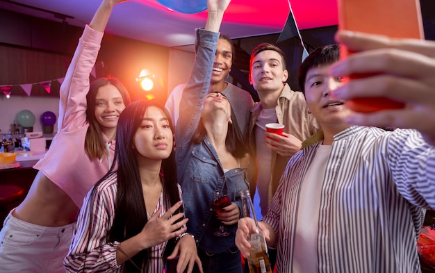 Adultos jóvenes que tienen una fiesta en casa