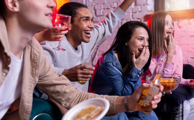 Adultos jóvenes que tienen una fiesta en casa