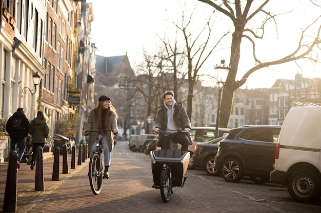 Foto gratuita adultos jóvenes que utilizan la movilidad sostenible