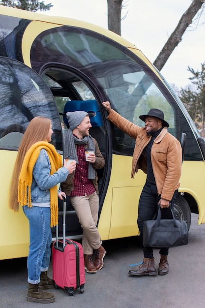 Adultos jóvenes que viajan en invierno