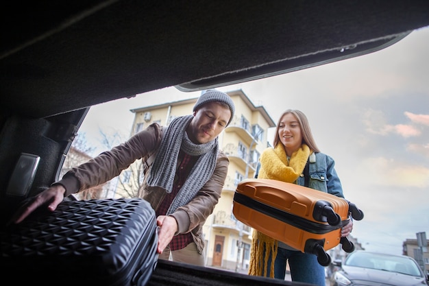 Adultos jóvenes que viajan en invierno